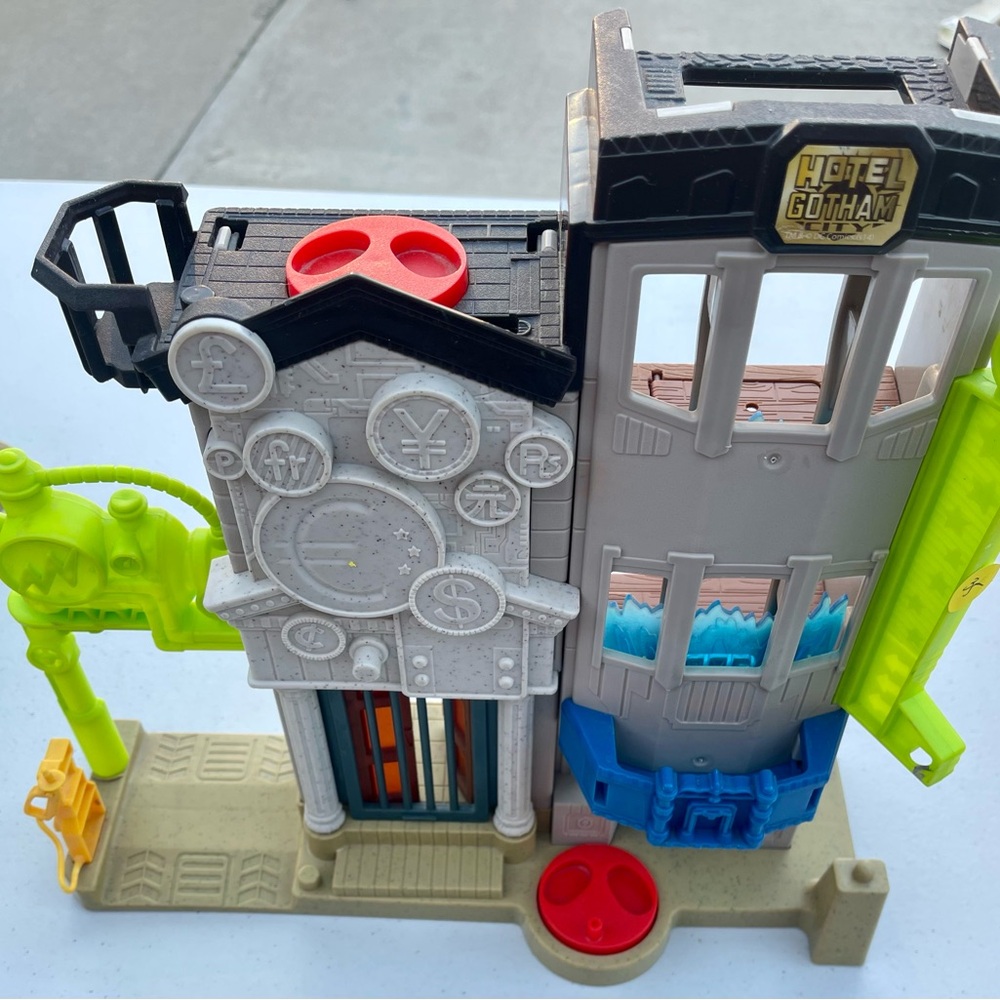 Hotel Gotham Playset with Multi-Color Features